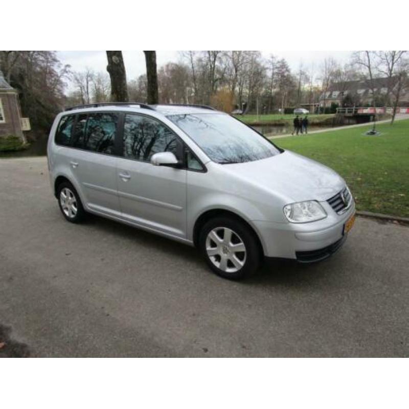 Volkswagen Touran 1.6-16V FSI Business clima.navigatie.elect