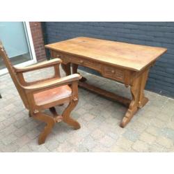 Schrijftafel met stoel