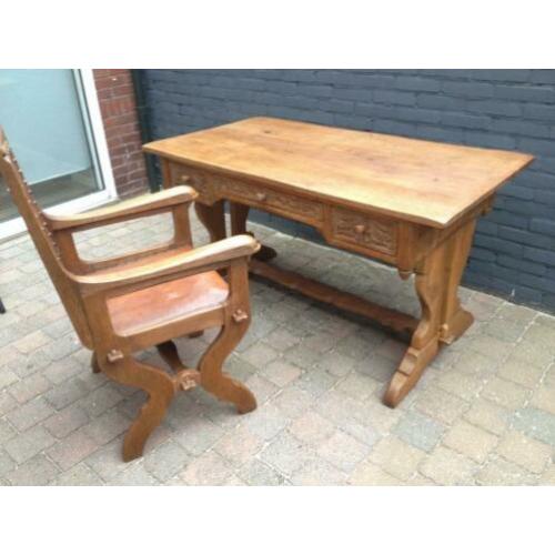 Schrijftafel met stoel