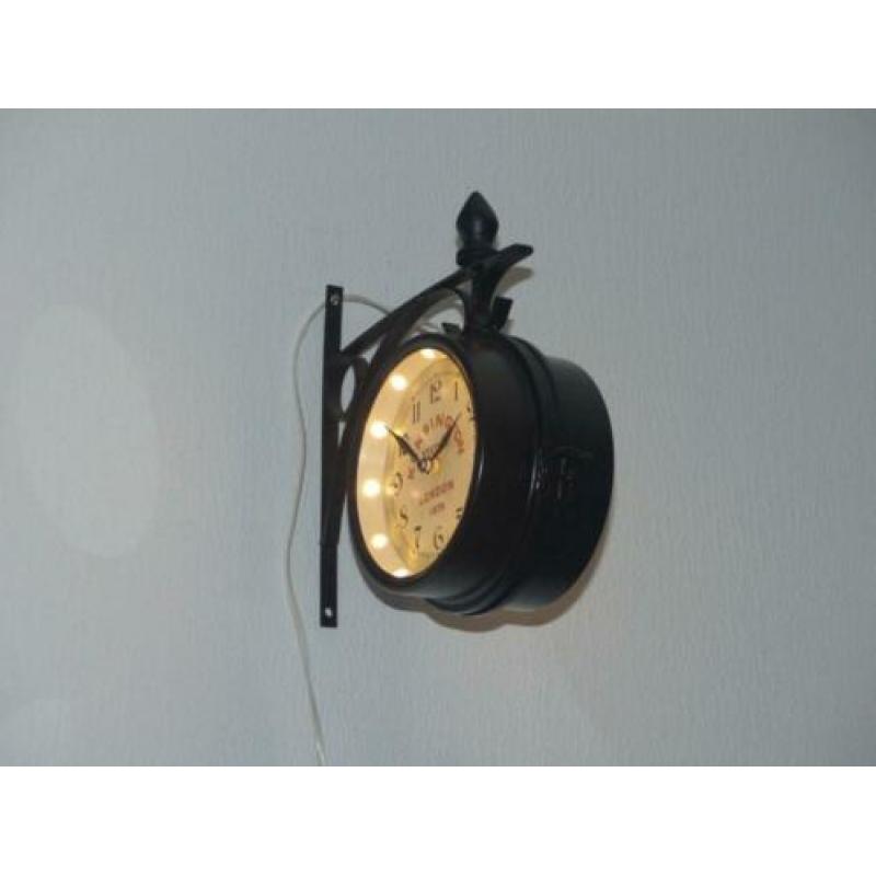 Klein schattig Klassiek Stationsklok, 12 cm. met verlichting