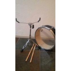 Mooie kleine trom met standaard - stokken ::40 euro !!!