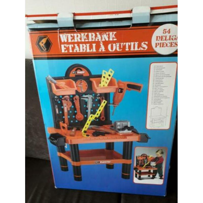 Nieuwe werkbank met gereedschap