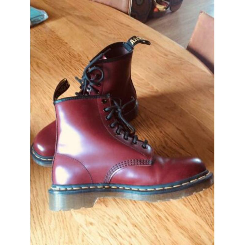 Dr. Martens donkerrood maat 39