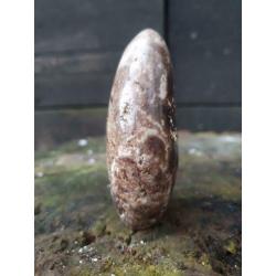 Sculptuur van zwarte opaal