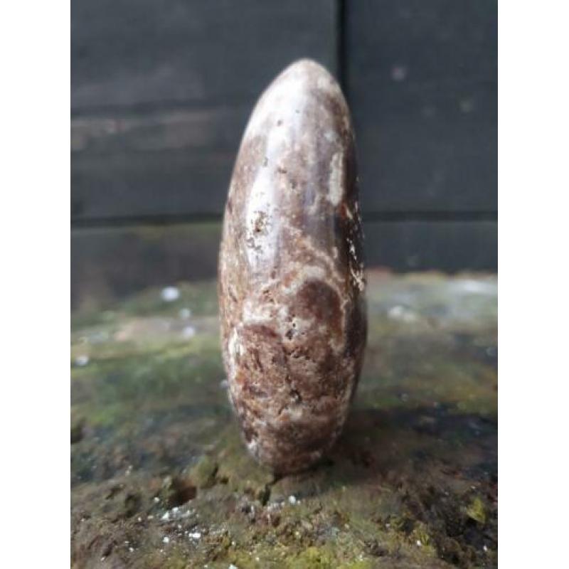 Sculptuur van zwarte opaal