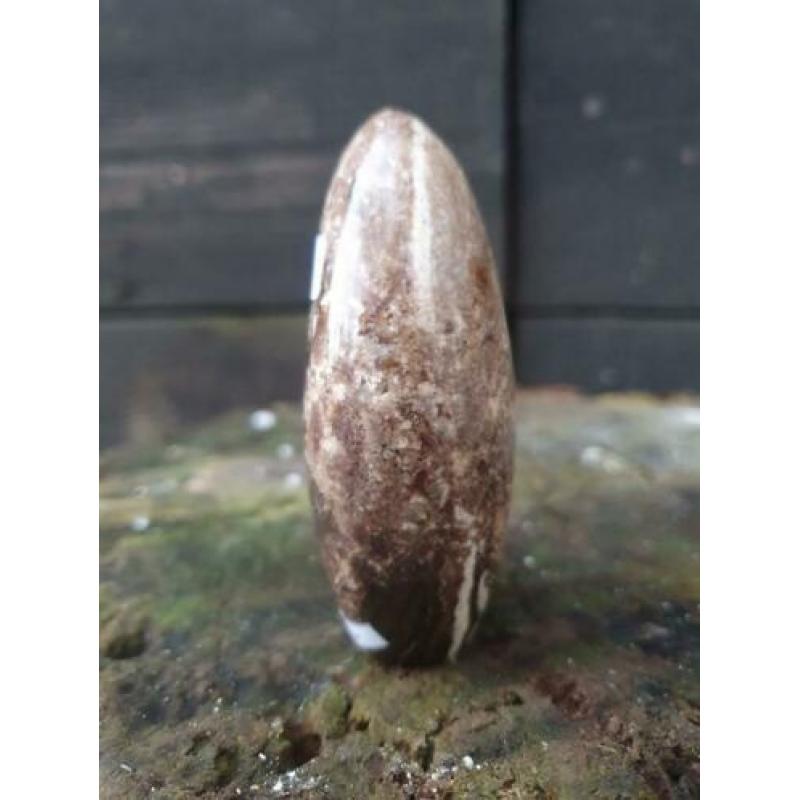 Sculptuur van zwarte opaal