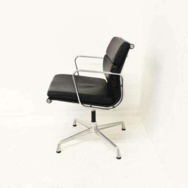 Vitra Soft Pad EA 208 Design Stoelen, Zwart Leer, Draaibaar