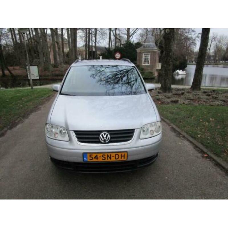 Volkswagen Touran 1.6-16V FSI Business clima.navigatie.elect