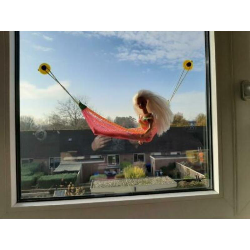 barbie in hangmat