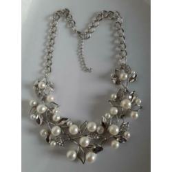 Zilverkleurige ketting "parels" strass