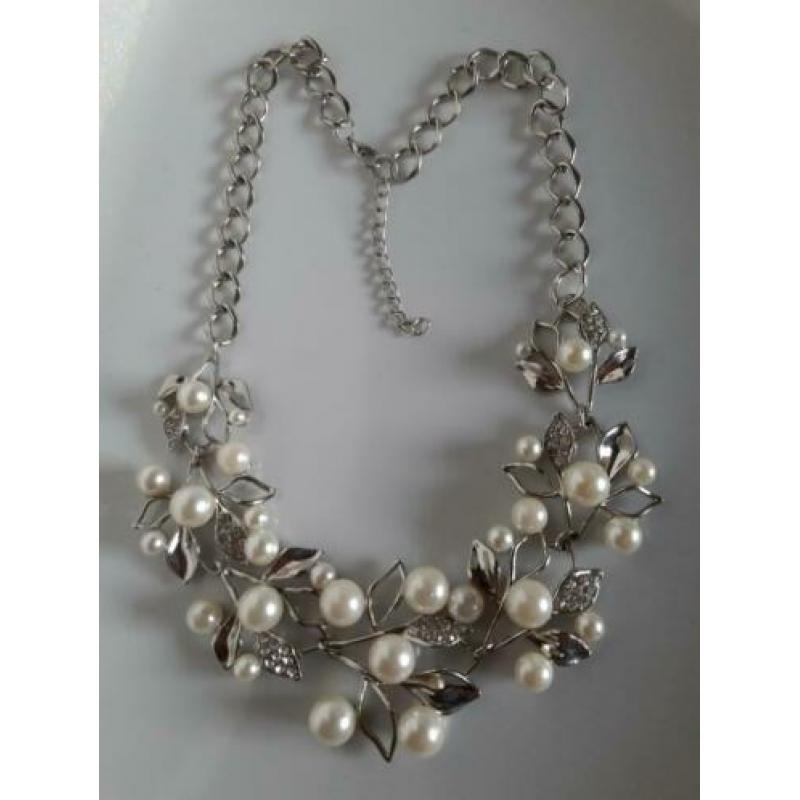 Zilverkleurige ketting "parels" strass