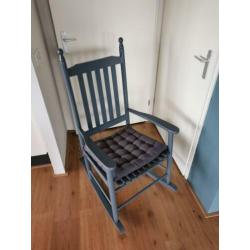 Mooie donkergrijze schommelstoel, leuk voor de babykamer!