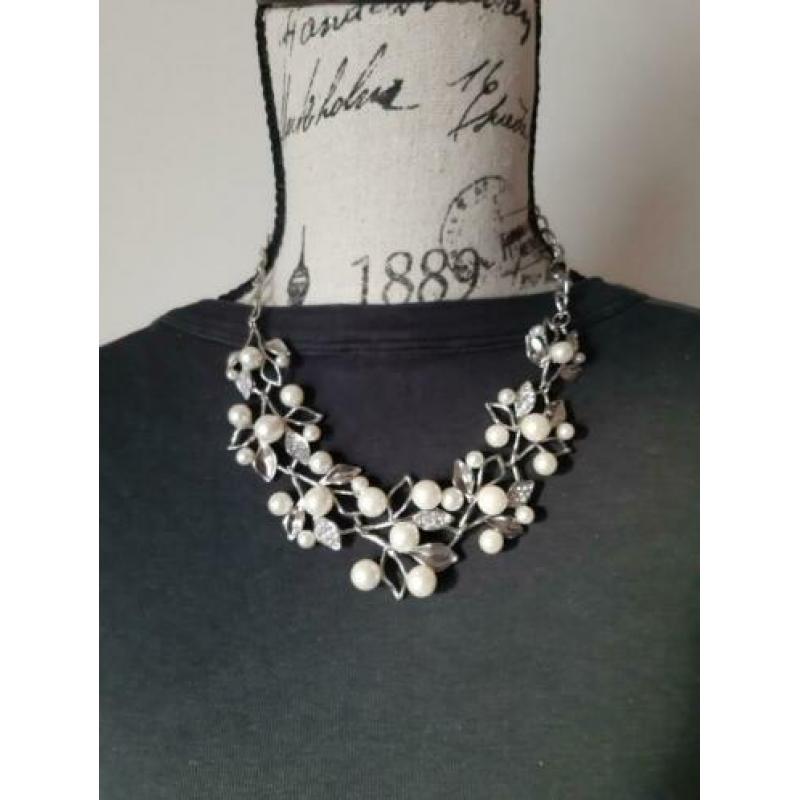 Zilverkleurige ketting "parels" strass