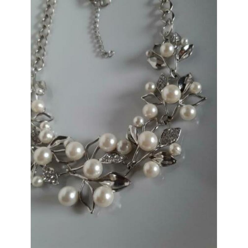 Zilverkleurige ketting "parels" strass