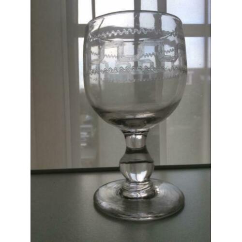 19e eeuw gegraveerd bol wijnglas uit periode 1860-1880