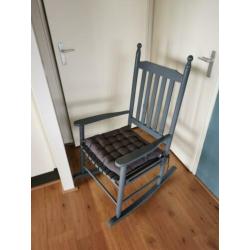 Mooie donkergrijze schommelstoel, leuk voor de babykamer!