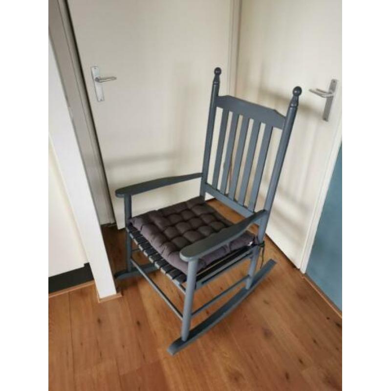 Mooie donkergrijze schommelstoel, leuk voor de babykamer!