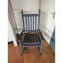 Mooie donkergrijze schommelstoel, leuk voor de babykamer!