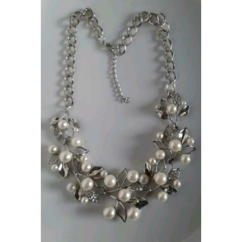 Zilverkleurige ketting "parels" strass