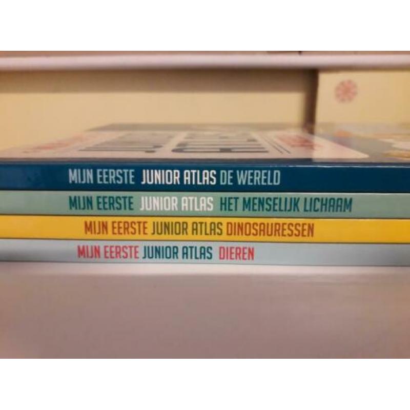 4 x junior atlas. Allemaal nieuw