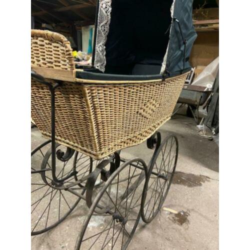 Antieke kinderwagen