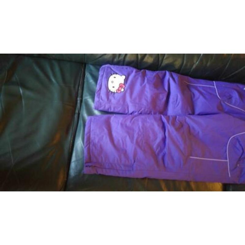 Hallo. Te koop een mooi en nieuw ski pak voor een meisje.