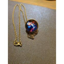 Ketting met gekleurde glazen bol