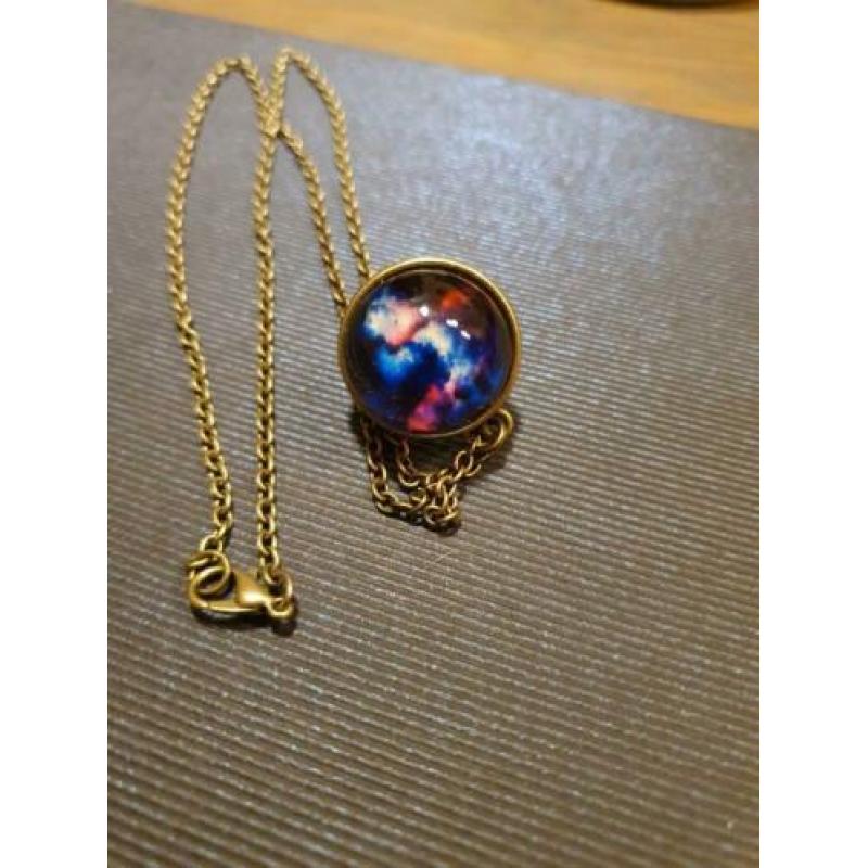 Ketting met gekleurde glazen bol