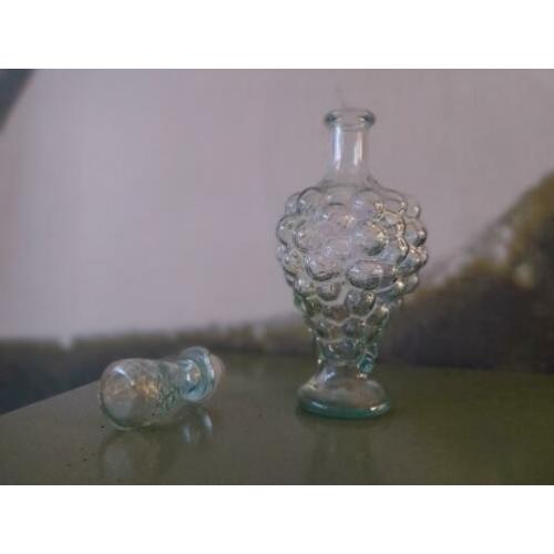 Wijn of likeur karaf van glas met stolp