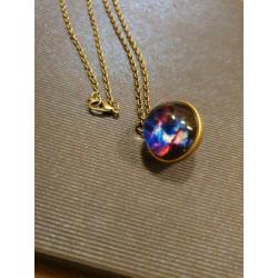 Ketting met gekleurde glazen bol