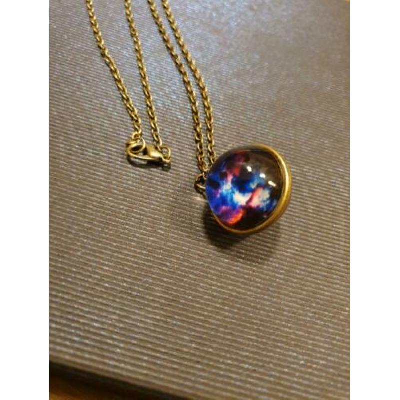 Ketting met gekleurde glazen bol