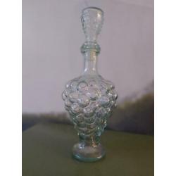 Wijn of likeur karaf van glas met stolp