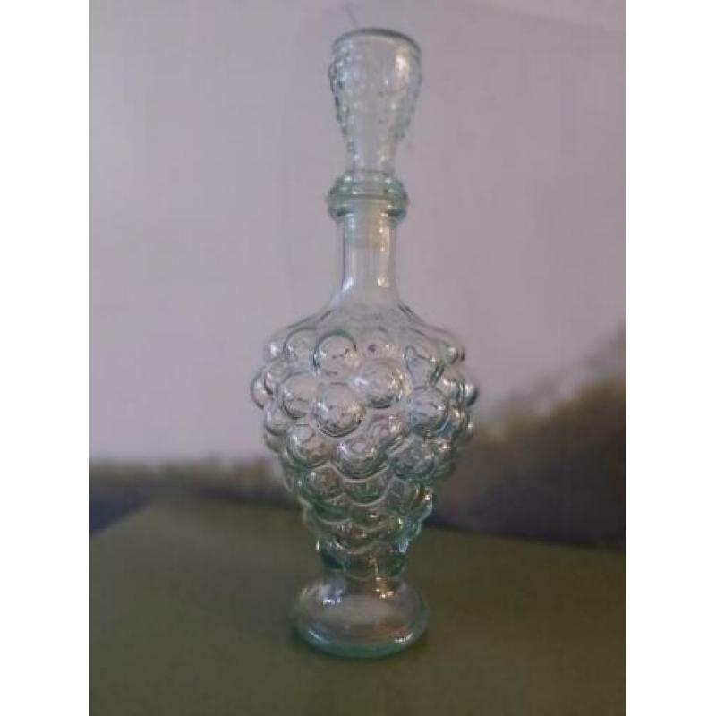 Wijn of likeur karaf van glas met stolp