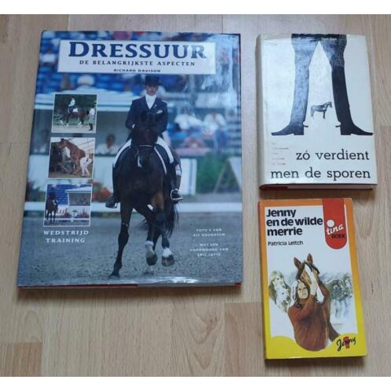 Diverse paarden spullen boeken,kaarten etc.