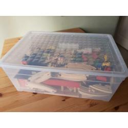 Houten treinbaan met accessoires