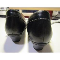 F259 FOOTNOTES mt 37,5 breedte H pumps zwart bandjes leer