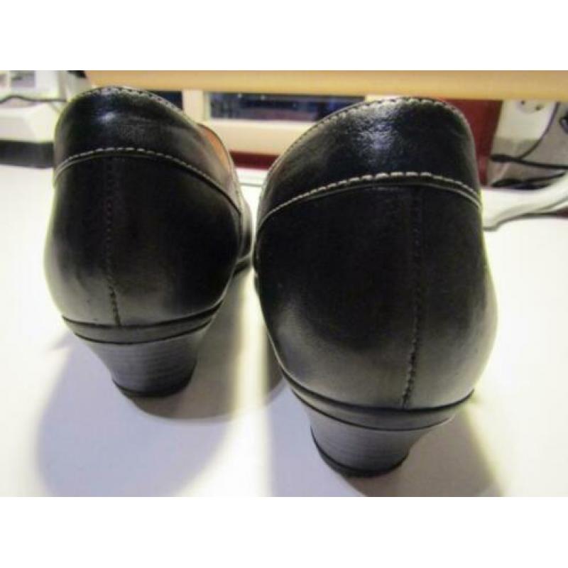 F259 FOOTNOTES mt 37,5 breedte H pumps zwart bandjes leer
