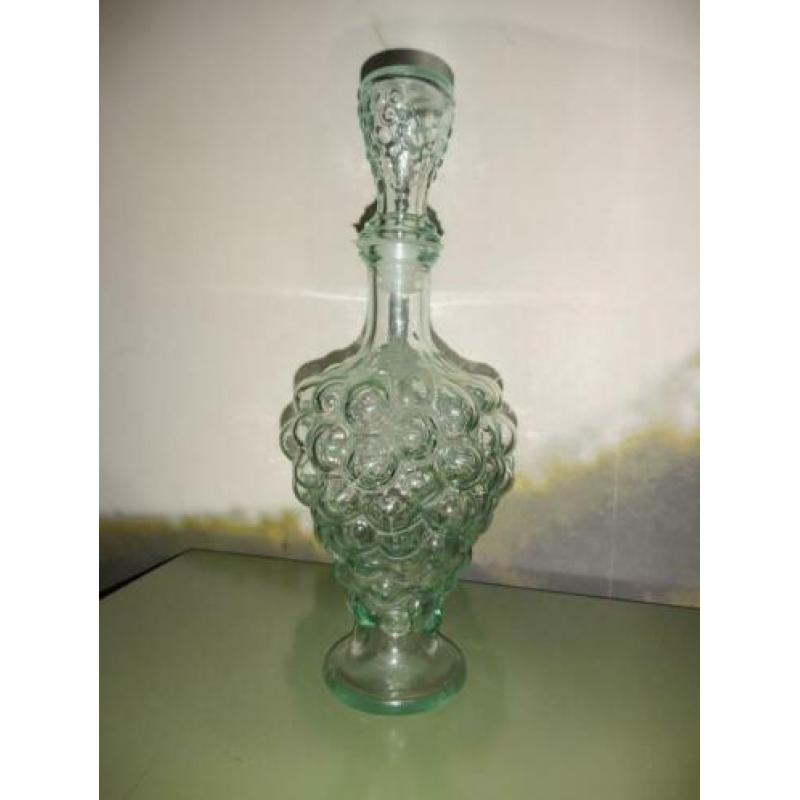 Wijn of likeur karaf van glas met stolp