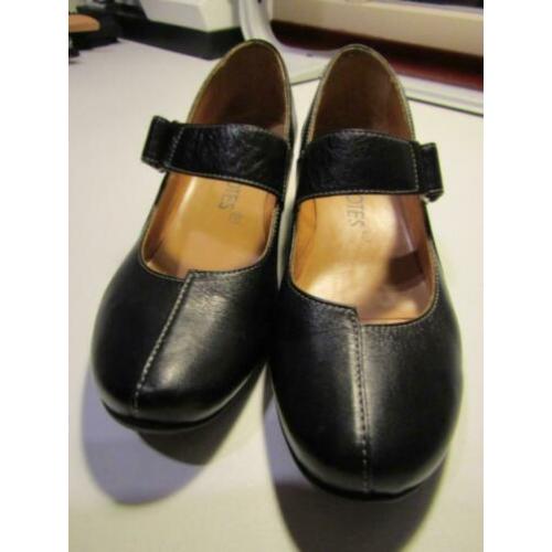 F259 FOOTNOTES mt 37,5 breedte H pumps zwart bandjes leer