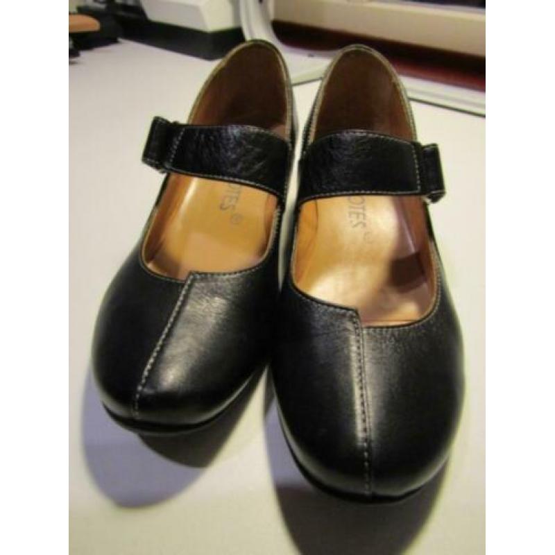 F259 FOOTNOTES mt 37,5 breedte H pumps zwart bandjes leer