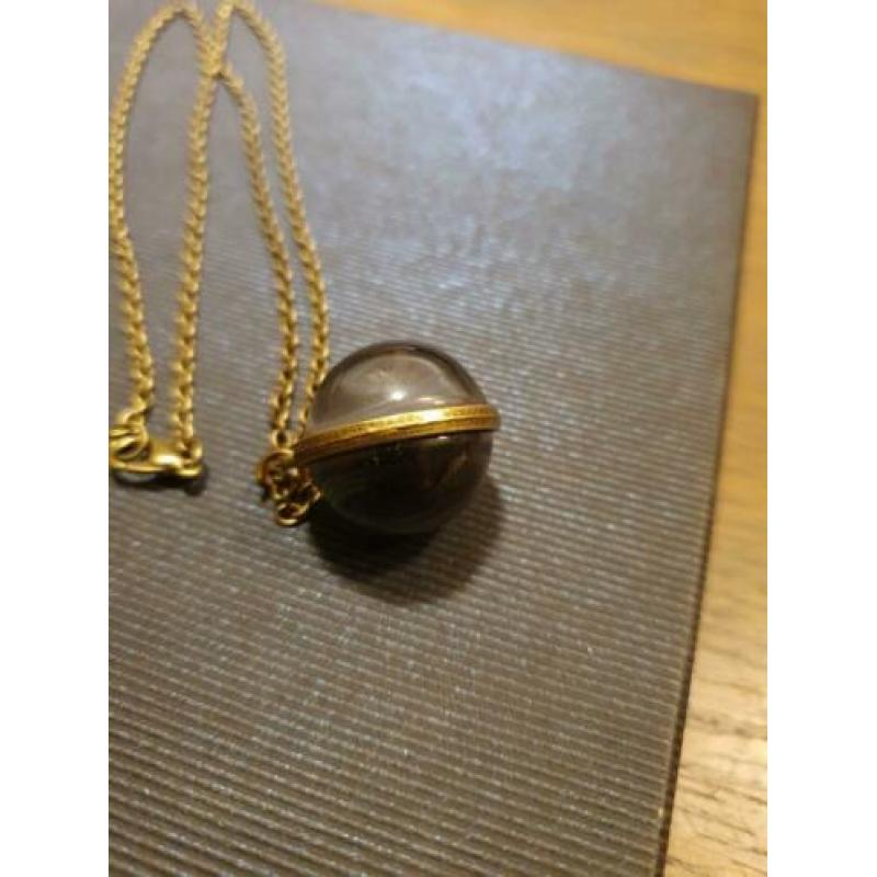 Ketting met gekleurde glazen bol