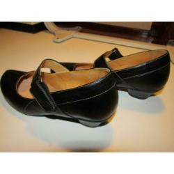 F259 FOOTNOTES mt 37,5 breedte H pumps zwart bandjes leer