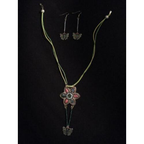 Ketting met bijbehorende oorbellen