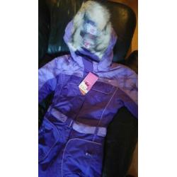 Hallo. Te koop een mooi en nieuw ski pak voor een meisje.