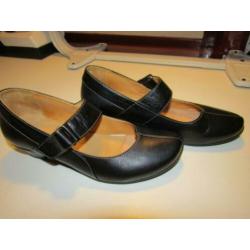 F259 FOOTNOTES mt 37,5 breedte H pumps zwart bandjes leer