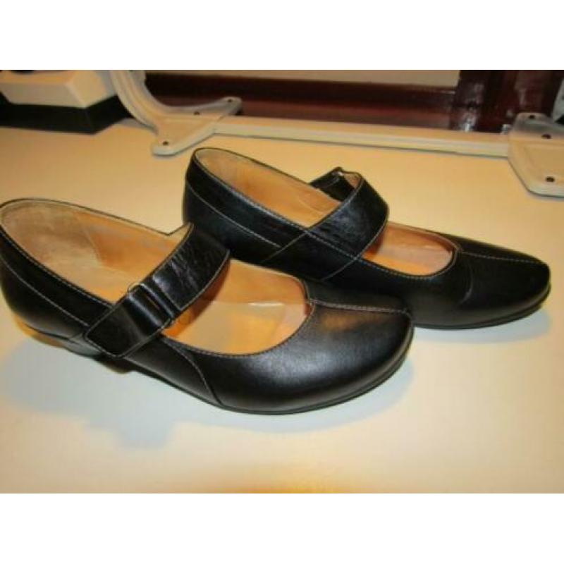 F259 FOOTNOTES mt 37,5 breedte H pumps zwart bandjes leer