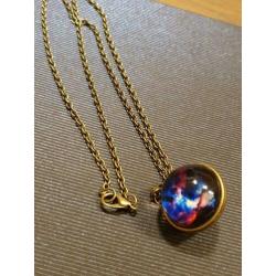 Ketting met gekleurde glazen bol