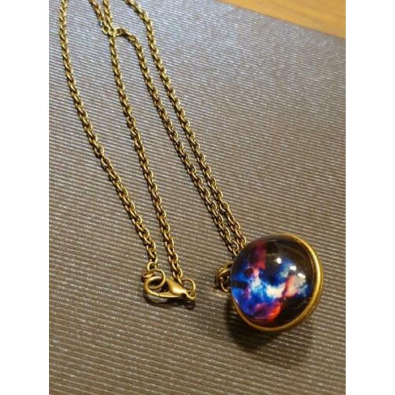 Ketting met gekleurde glazen bol