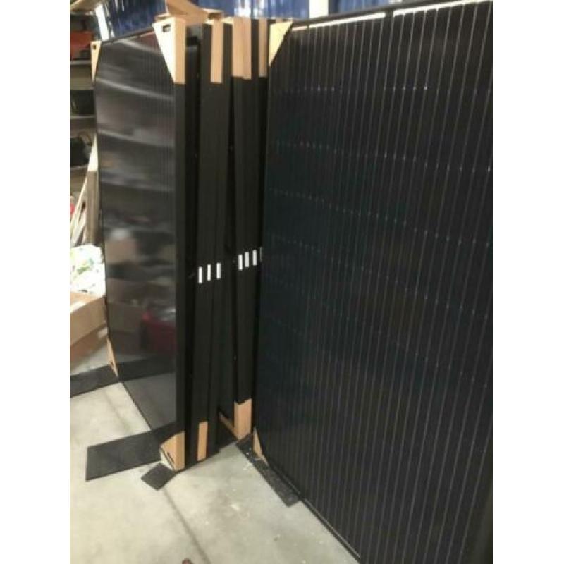 vier zonnepanelen zwart 310 Watt HT solar