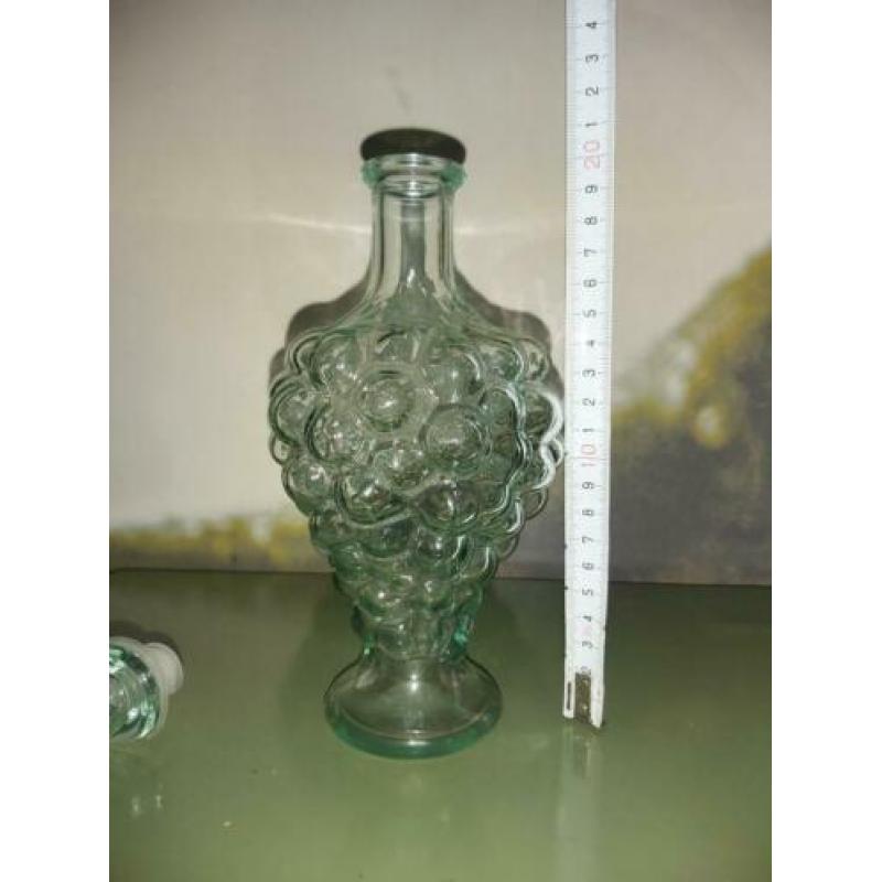 Wijn of likeur karaf van glas met stolp